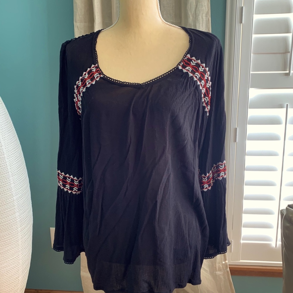 EARTHBOUND TOP, crocheted detail, flowy sleeves.